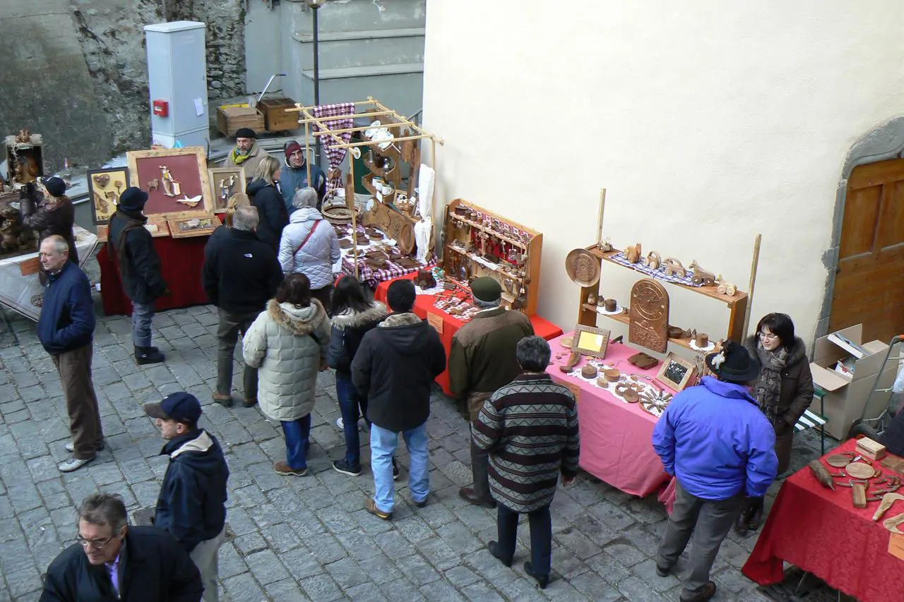 The stalls of the Sant'Orso fair, with their objects of wood and stone